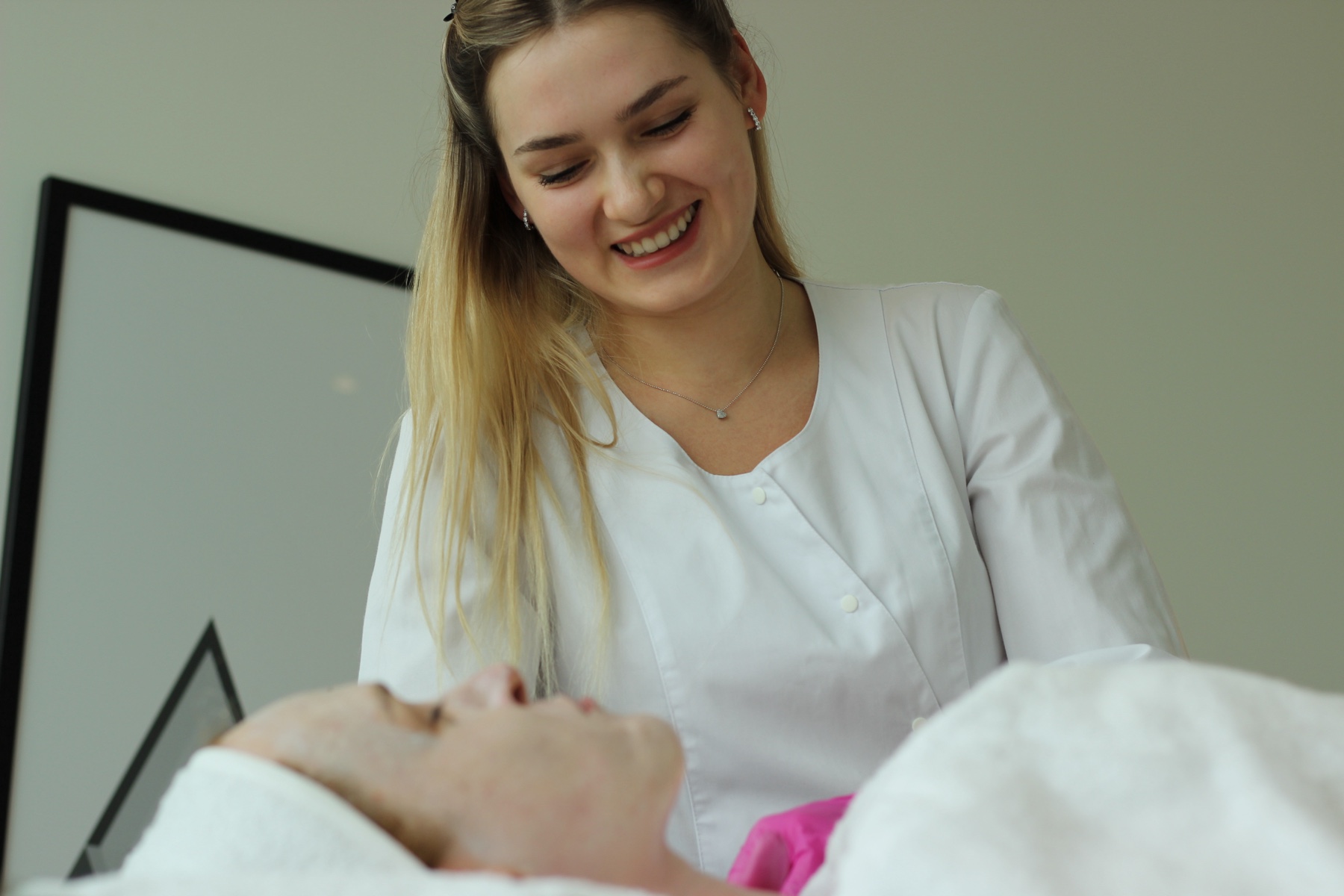 Dr. Alona Mazurenko во время косметологической процедуры